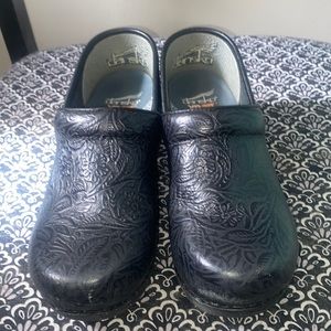 Dansko XP 2.0 black floral tooled